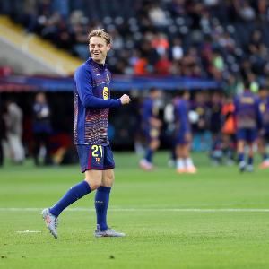 记者：今晚欧冠战奥林匹亚科斯，巴萨中场德容将替补出战